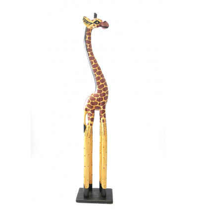 La grande statua giraffa in piedi in legno, decorazione etnica africana.